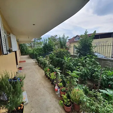 Lovely 2 Bedroom Flat W/ Balcony & Private Parking