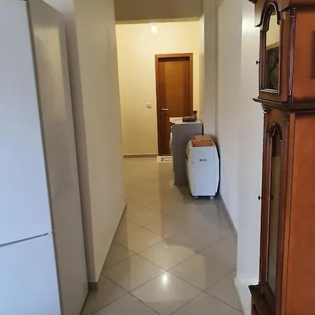 Lovely 2 Bedroom Flat W/ Balcony & Private Parking Lejlighed Gjirokastër