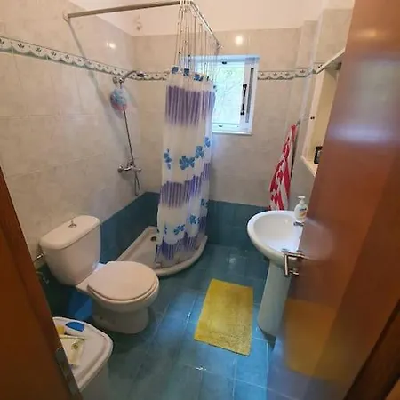 Lovely 2 Bedroom Flat W/ Balcony & Private Parking Lejlighed *