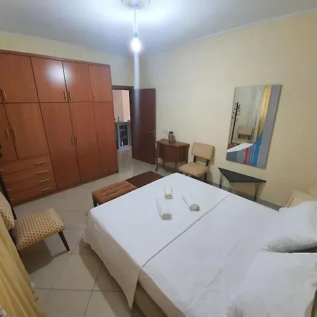 Lovely 2 Bedroom Flat W/ Balcony & Private Parking Lejlighed