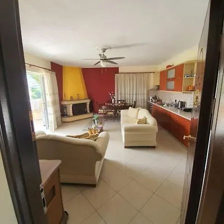 Lovely 2 Bedroom Flat W/ Balcony & Private Parking Lejlighed Gjirokastër