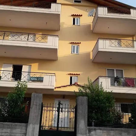 Lovely 2 Bedroom Flat W/ Balcony & Private Parking