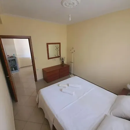 Lovely 2 Bedroom Flat W/ Balcony & Private Parking Gjirokastër