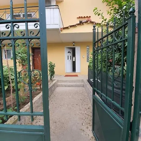 Lovely 2 Bedroom Flat W/ Balcony & Private Parking Gjirokastër