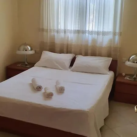 Lejlighed Lovely 2 Bedroom Flat W/ Balcony & Private Parking